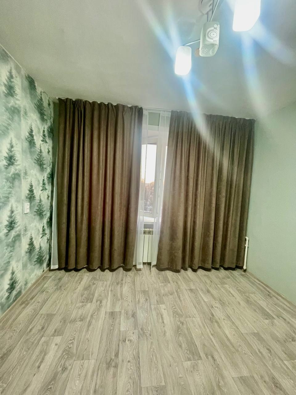 Сдается очень теплая , маленькая , уютная квартира .
Дом расположен в районе КИТАЙСКОЙ СТЕНЫ , в шаговой доступности вся развитая инфраструктура ( остановки , магазины , школы , детский сад , политех .........).
Квартира сдается на длительный срок , в квартире все как на фото .
Подъезд после ремонта