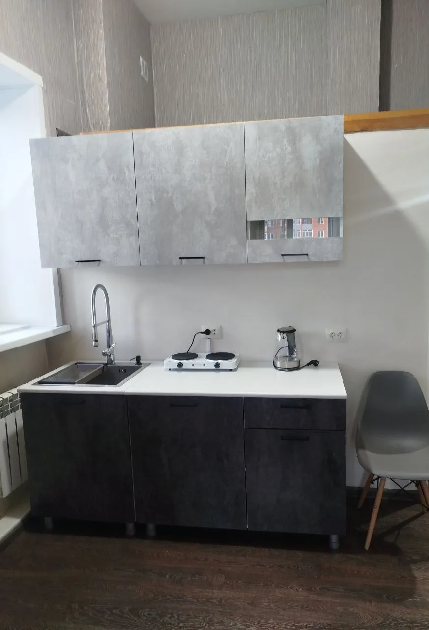 Сдается на длительный срок ответственным квартиросъемщикам малогабаритная 1комнатная квартира -апартаменты  в центре Бийска.
Площадь квартиры 25 м2 +спальня-антресоль  4м2. Санузел совмещенный.
В квартире установлен кухонный гарнитур, обеденная зона, телевизор., электрочайник, электроплита ,диван.
С