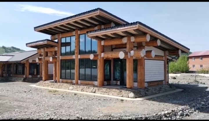 Коттеджный поселок закрытого типа «Медвежий угол» возводится в едином архитектурном стиле на участке площадью 12 гектаров на берегу Катуни в окружении Алтайского предгорья. .
Проекты домов в посёлке выполнены в технологии POST BEAM,что означает прочный каркас из многовековых стволов кедра и сосны. И