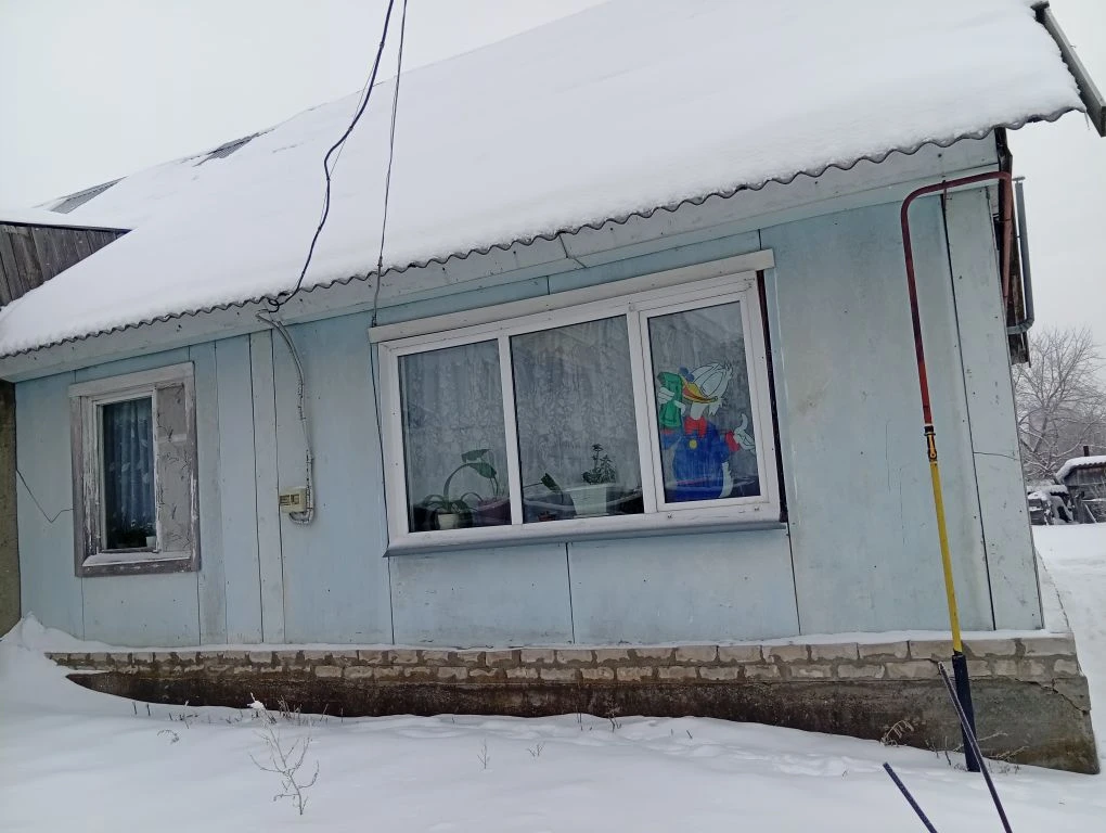 Продается благоустроенная квартира на земле в  газифицированном доме на два хозяина в пригороде Бийска- в поселке Новый.
Дом построен по финской технологии: каркас из дерева с утеплителем из минеральной ваты в три слоя, обшит ветрозащитной плитой, на высоком энергоэффективном фундаменте.
Крыша двухс