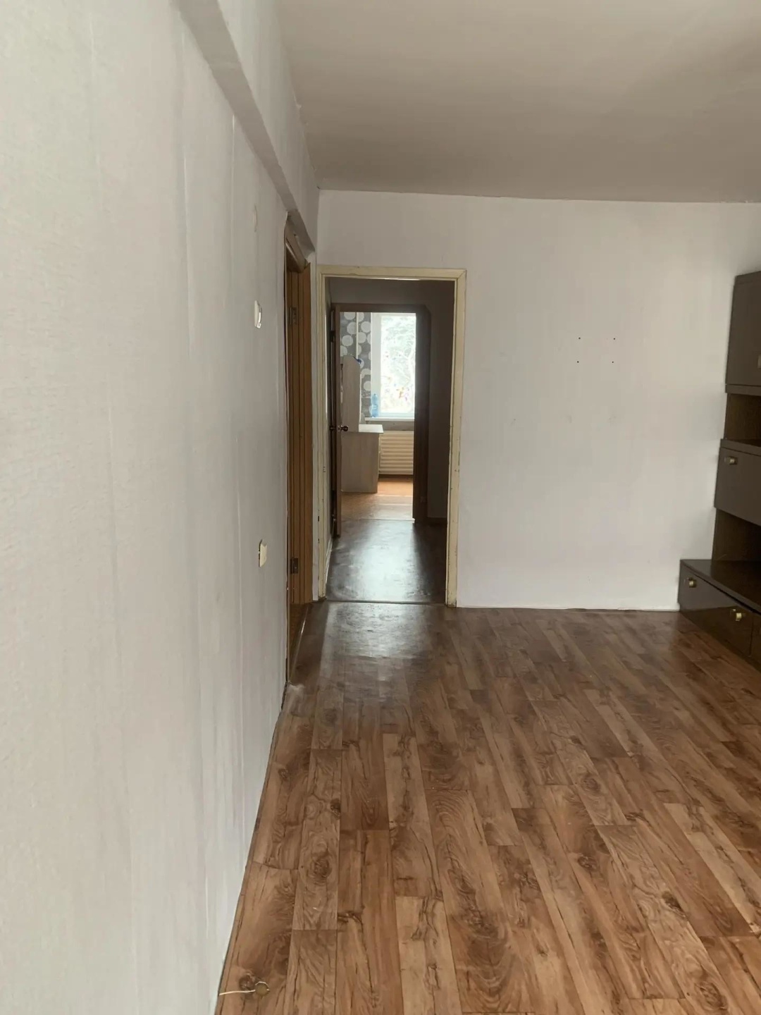 Двухкомнатная квартира улучшенной планировки,пластиковые окна,остекленый балкон,металлическая входная дверь.Окна выходят во двор и в лес.