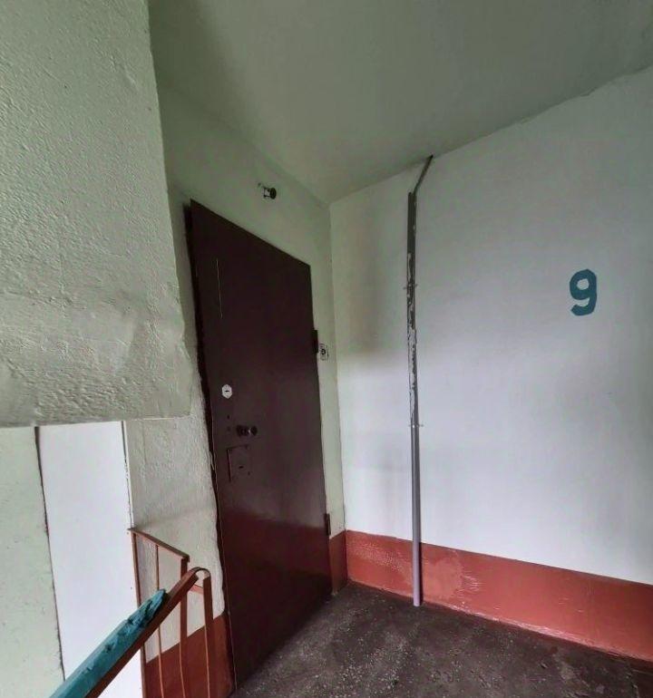 Район Зелёный клин, дом у горы, не далеко лестница. Рядом продовольственный магазин, сбербанк, детский сад, школа. До реки 900 метров. Квартира просторная. Один взрослый собственник. Выписка до сделки. Без обременений и долгов. 20 лет в собственности, 1 собственник.