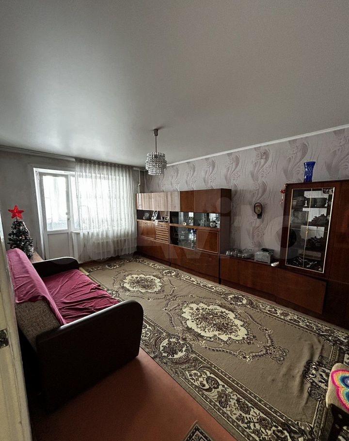 Квартира без ремонта . Район отличный. Квартира очень теплая , светлая . Балкон застеклен, окна пластик. Собственник 1 взрослый  . Рядом новый бассейн , школа.