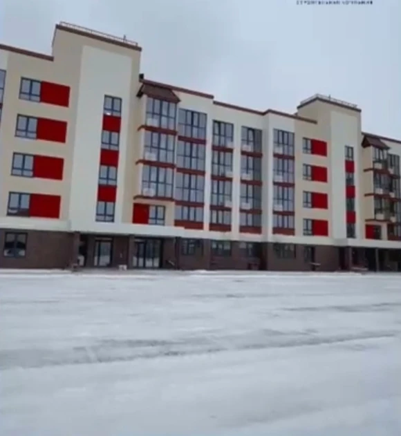 Кто мечтает о недвижимости в популярном курорте федерального значения?- предложение для вас!
Продается студия с лоджией  в строящемся доме на Набережной,36 площадью 36.35 м2 на 2ом этаже 5ти этажного монолитно-кирпичного дома. Площадь лоджии 4.4 м2.

ПРЕИМУЩЕСТВО РСПОЛОЖЕНИЯ ДОМА в том. что он наход