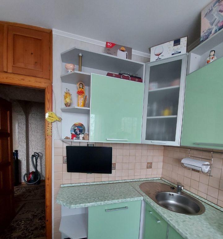 Тёплая, уютная квартира после ремонта. Потолки и стены идеально выровнены. Окна тройные стеклопакеты в деревянных рамах (производство Сиблюкс).Балкон остеклен в 2025 году. Рядом магазины. детский сад.школа. парк.остановки городского транспорта.  Остаётся кухонный гарнитур, диван, прихожая (в прихоже