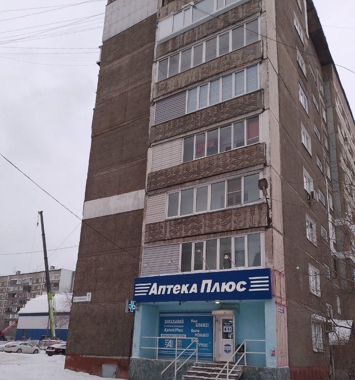 Продается уютная 2-комнатная квартира площадью 54 кв. м на втором этаже девятиэтажного дома. 

В квартире сделан косметический ремонт, поэтому вам не придется тратить время на обновление интерьера. Мебель и техника не указаны, но вы можете обустроить ее по своему вкусу. Из окон открывается вид как н