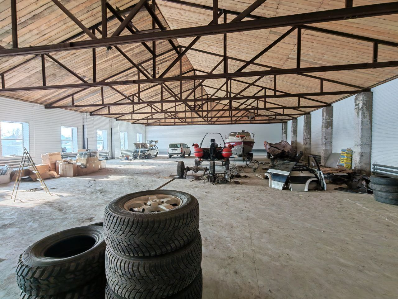 Продаётся коммерческое здание свободного назначения с удобными подъездными путями, на земельном участке 20 сот.
- Площадь помещения: 700 м2 (основное) +140 м2 (8 гаражей, каждый с собственными воротами)
- Характеристики:
- Толстые кирпичные стены
- Наливной цементный пол
- Смотровая яма
- Помещения 