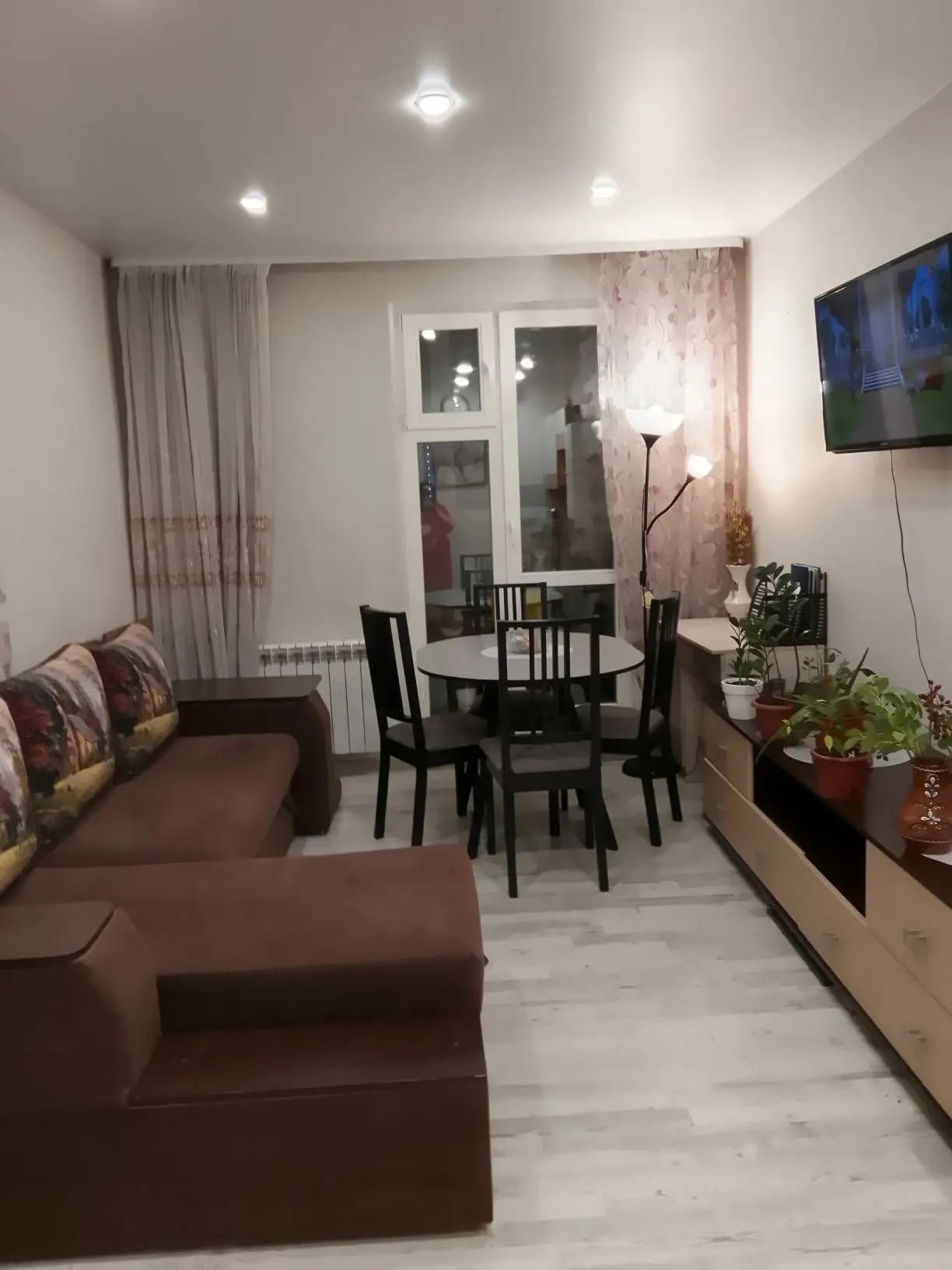 Предлагается к продаже уютная квартира с современным ремонтом в ЖК « Радуга Сибири »
Дом 2020 года постройки, все жильцы ремонт уже сделали.
Балкон застеклен. Новому собственнику частично остаётся мебель.
Квартира очень теплая, солнечная.
ЖК « Радуга Сибири » - это современный жилой комплекс, с прос