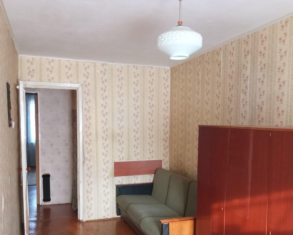 Собственник. Продается 2-комнатная квартира в Бийске на улице Воинов-Интернационалистов, 85. Квартира расположена на 1 этаже 5-этажного панельного дома, построенного в 1976 году. Рядом  сквер Ленинградский, парк ГДК с современной детской площадкой, стадион Прогресс, школы, детские сады и развива