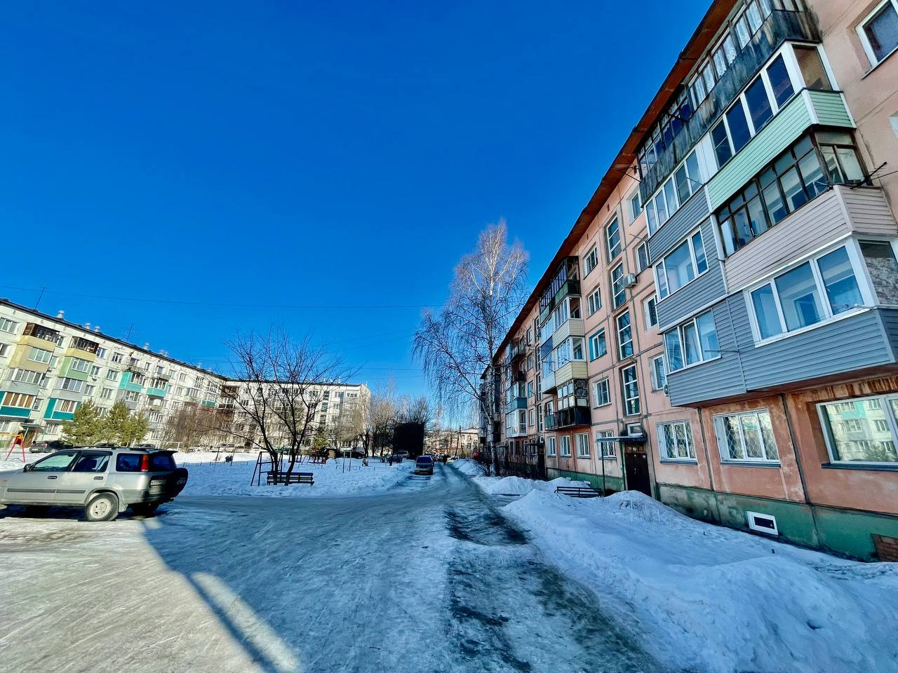 ПРОДАМ УЛУДШЕНОЙ ПЛАНИРОВКИ , ТЕПЛУЮ , ДВУХКОМНАТНУЮ КВАРТИРУ !!!
Квартира расположена на первом этаже пятиэтажного дома ( не угловая ).
Большая кухня , просторный коридор , окна комнат выходят на обе стороны дома .
Потолки протянуты , стены , полы ровные ( линолеум в приличном состояние ).
Соседи п