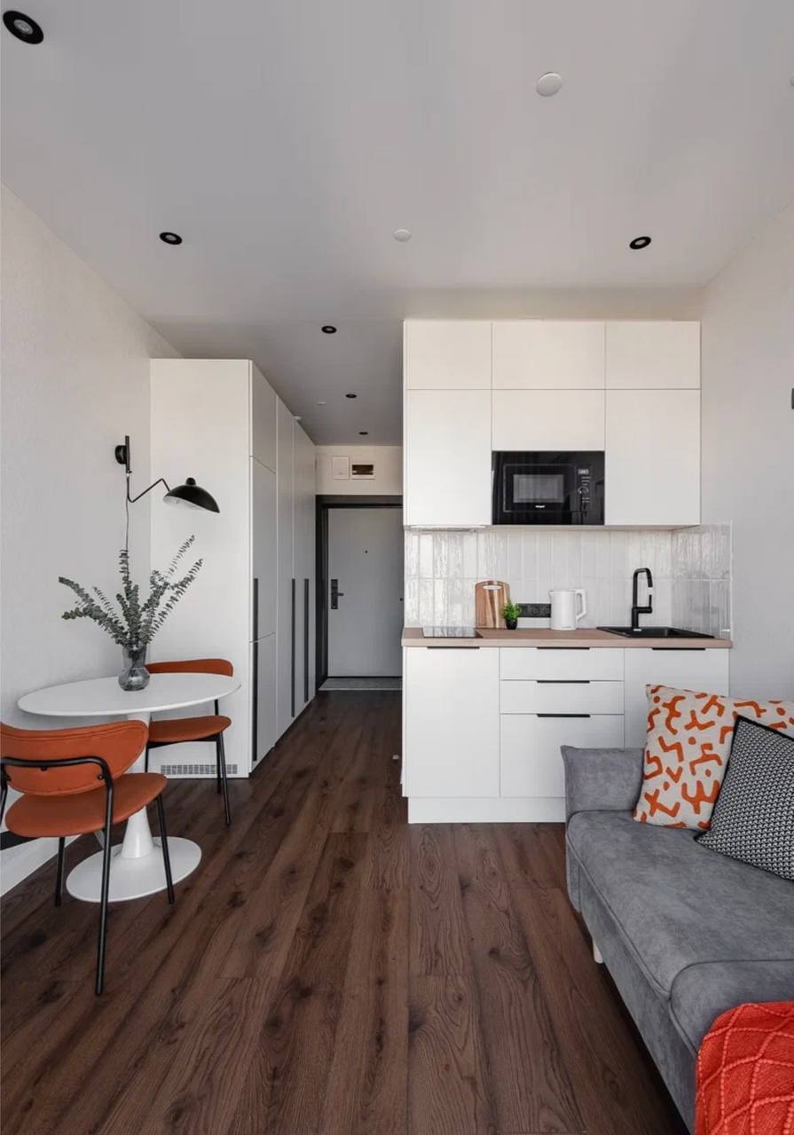 В ПРОДАЖЕ ОТЛИЧНЫЙ БЮДЖЕТНЫЙ ВАРИАНТ !!!
Маленькая , уютная ,теплая , благоустроенная квартира ( без отделки ).
Свет , вода ( горячая , холодная ), центральное отопление .
Бюджетный вариант коммуналки - ЧТО НЕ МАЛОВАЖНО В НАШЕ ВРЕМЯ !!!
Окна пластик , радиаторы новые , сантехника ( унитаз ,душевая к