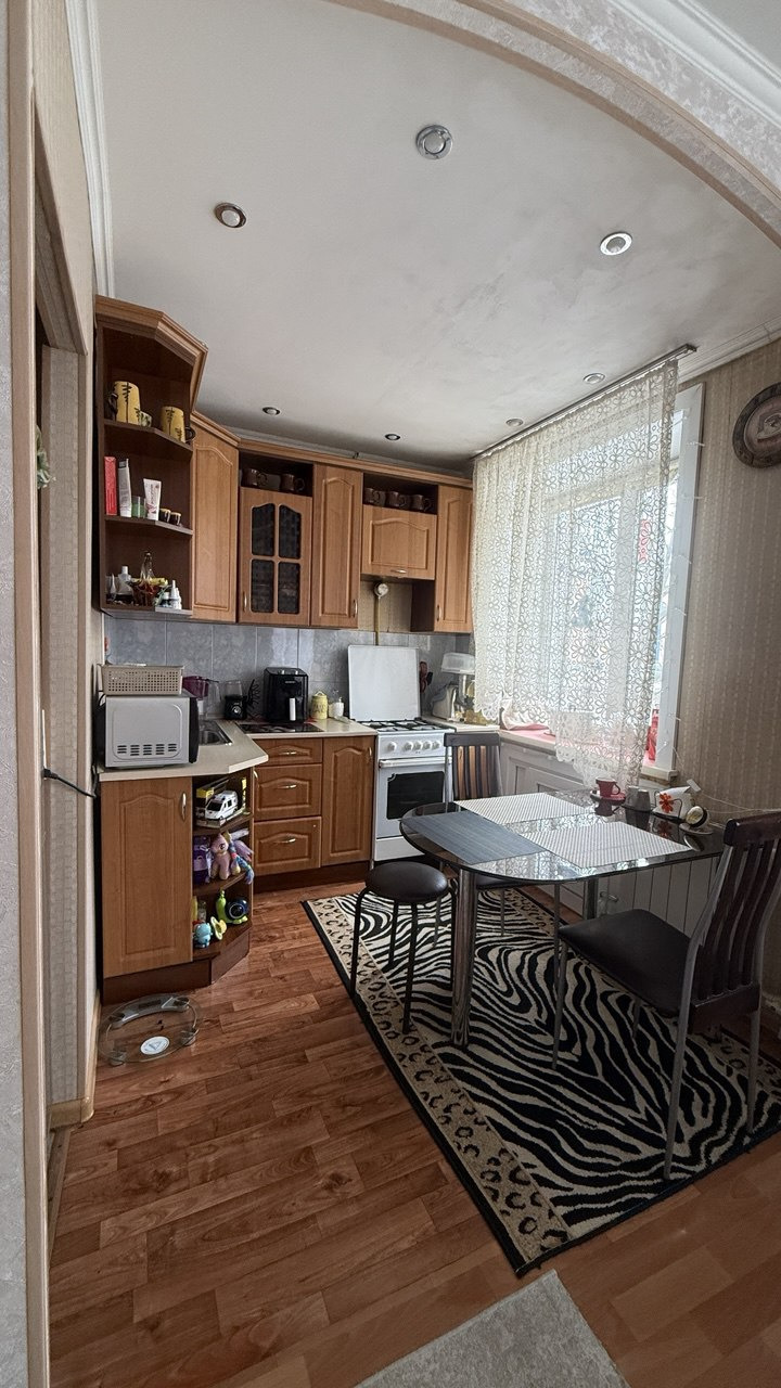 Вашему вниманию представлена уютная 2-х комнатная квартира, в спокойном районе нашего города. Комнаты смежно-изолированные, возле спальни вместительная кладовая, так же имеется гардеробная. Дом КИРПИЧНЫЙ, зимой очень тепло, летом легкая прохлада! В квартире сделана перепланировка (узаконенная) и вып