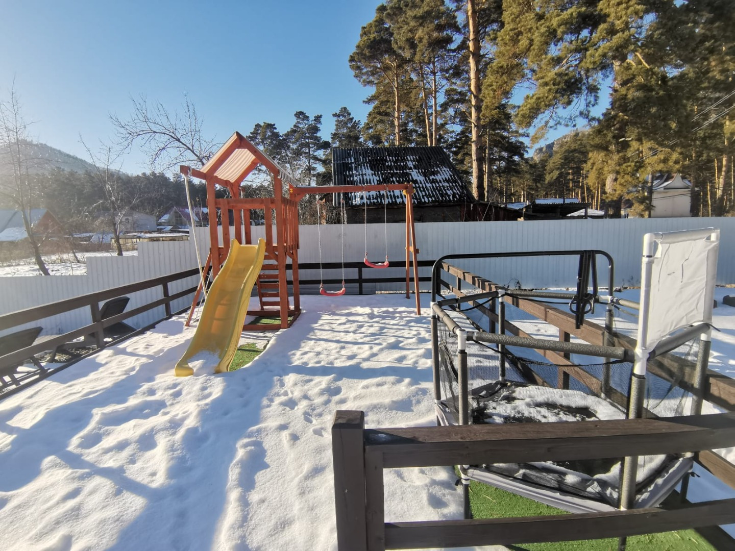 Продаётся успешно действующий бизнес - база отдыха в Республике Горный Алтай

Предлагаем вашему вниманию готовый к эксплуатации бизнес — новая круглогодично действующая база площадью 487 м², расположенная на участке 18 соток в окружении живописных сосновых деревьев, сквозь которые открываются велико