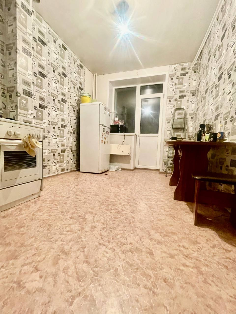 ПРОДАЕТСЯ ПРОСТОРНАЯ ОДНАКОМНАТНАЯ КВАРТИРА В САМОМ ВОСТРЕБОВАННОМ РАЙОНЕ !!!
Квартира расположена на втором этаже ( балкон ) , окна выходят во двор .
Окна пластик , пол линолеум , потолки натяжные ( требуется косметический ремонт ).
Соседи порядочные , двор ухоженный , парковочные места для вашего 