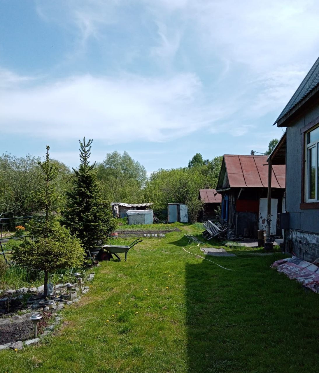 Продаётся уютный отдельно стоящий дом — тёплый, надёжный и готовый встретить своих новых хозяев! Дом введён в эксплуатацию в 2024 году, всё продумано для комфортной жизни: проведена вода с проточным нагревателем, есть электричество, своя скважина на участке. Отопление – электрическое плюс жидкотопли