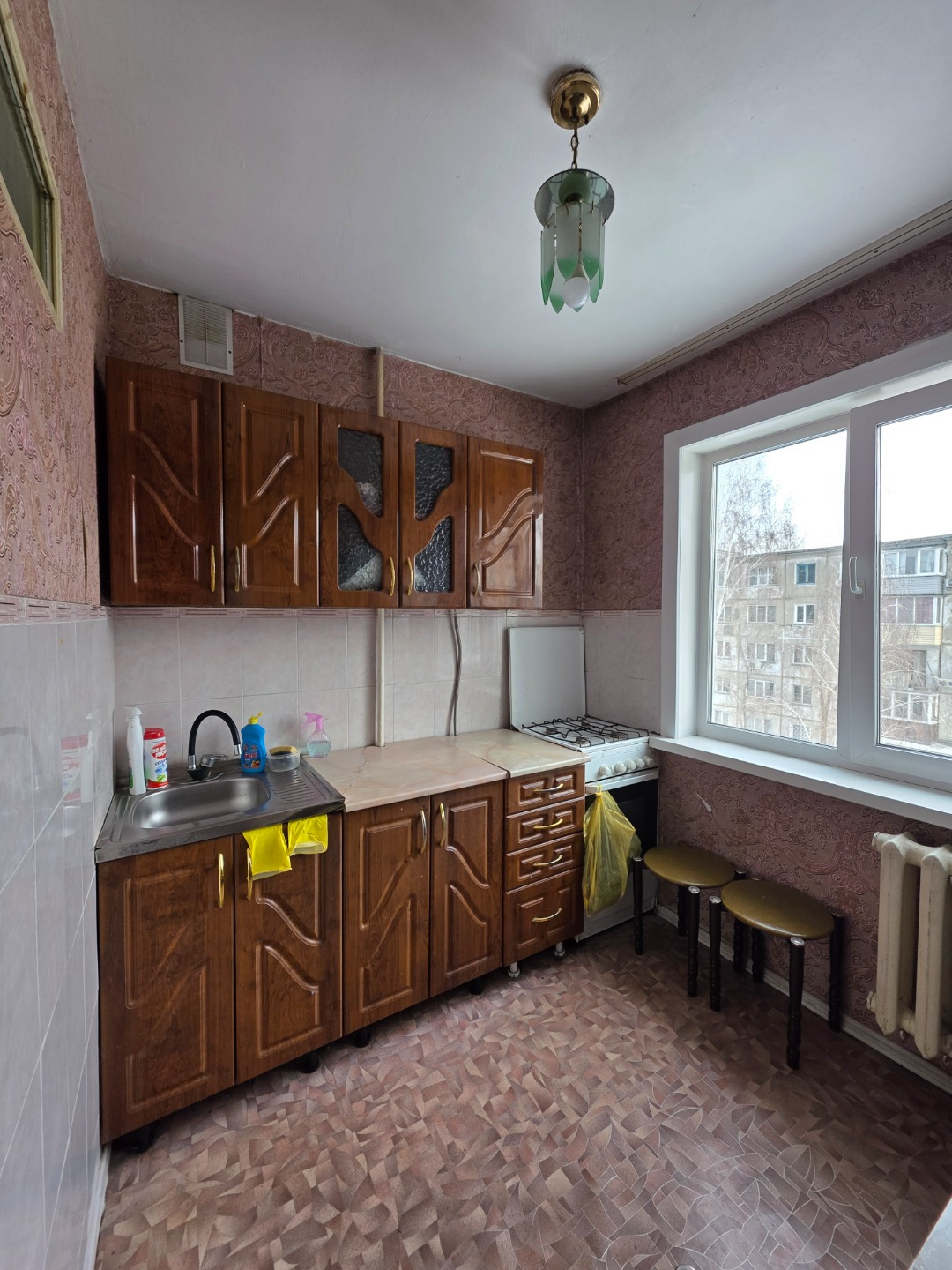 Предлагается к продаже замечательный вариант 3-комнатной квартиры в Центре города!!!

Квартира общей площадью 62,3 квм расположена на 4-м этаже панельного пятиэтажного дома. 
Отличная планировка квартиры, все комнаты изолированные. Просторные коридор и комнаты правильной формы. 

В подъезде поддержи