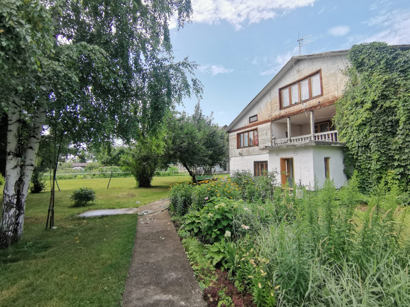 Продам усадьбу, в прекрасном, живописном, тихом и уютном месте, на берегу р.Kатунь (отличная рыбалка)! 
Усадьба с хорошей и богатой историей (покупателю расскажем многое, покажем фото, хоть книгу пиши!). На ней довелось приятно проводить время не одной известной и знаменитой личности нашей (и не тол