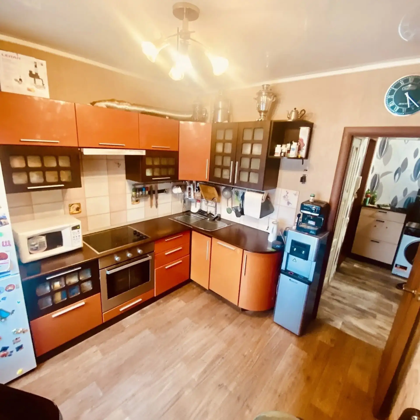 В ПРОДАЖЕ ОТЛИЧНАЯ , ПРОСТОРНАЯ ТРЕХКОМНАТНАЯ КВАРТИРА !!!
ДОМ РАСПОЛОЖЕН В САМОМ ВОСТРЕБОВАННОМ РАЙОНЕ ГОРОДА ( ЗЕЛЕНЫЙ КЛИН )!!!
Квартира не угловая , очень теплая , светлая , окна выходят на обе стороны дома ( большая квадратная лоджия ).
Окна пластик , полы линолеум , все стены и потолки выровне