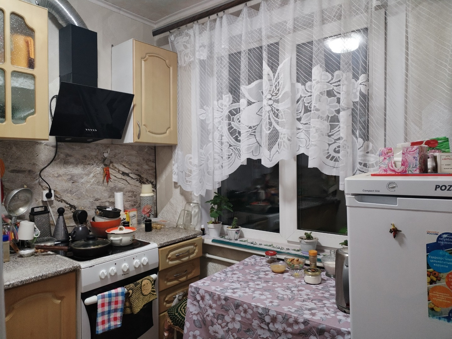 Предлагается к продаже однокомнатная квартира в трёхэтажном панельном доме, с техническим этажом, оснащенном электроплитами. Чистый, ухоженный подъезд. Квартира светлая, уютная, солнечная, расположенная в тихом районе в черте города, 10 минут на машине до вокзала. В шаговой доступности школа, магази