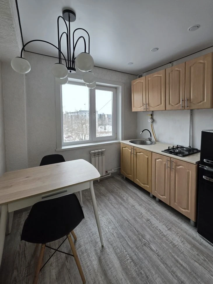 Предлагается к продаже отличный вариант 2-х комнатной квартиры в Центре города!!! 
Квартира общей площадью 44 квм расположена на пятом этаже пятиэтажного панельного дома по адресу Мухачева, 139. Крыша новая, шатровая!

Удачная планировка квартиры, все комнаты изолированные. Имеется просторная гардер