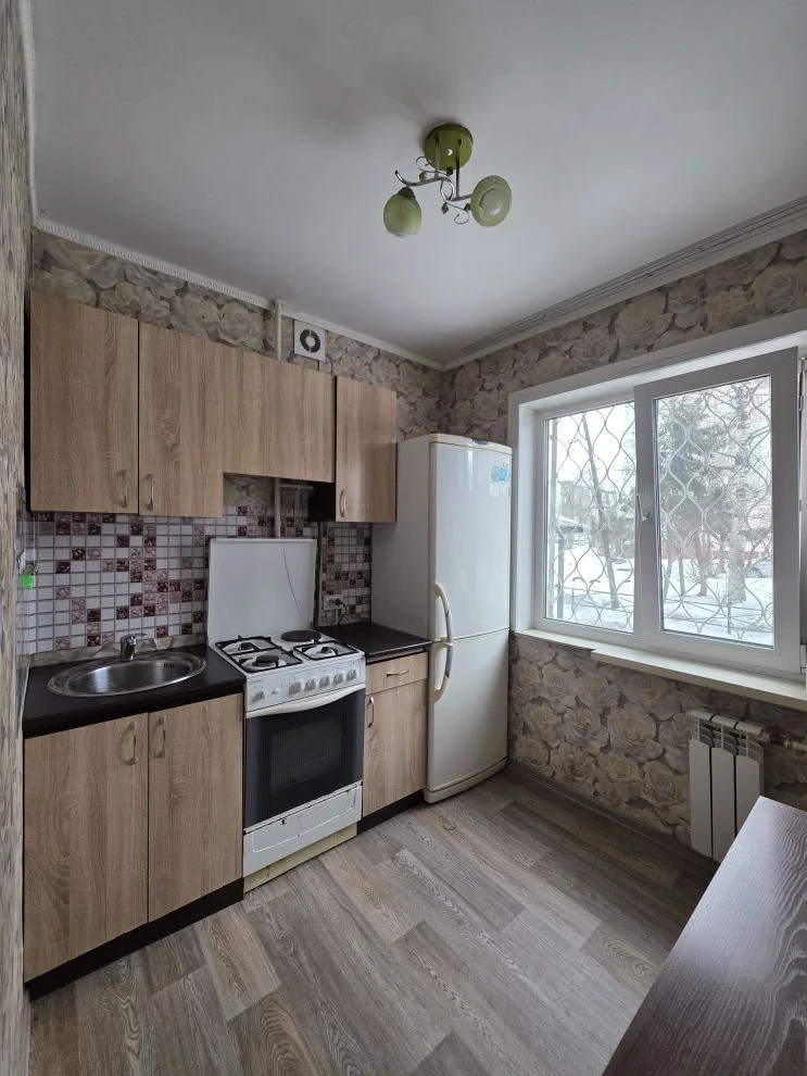 Предлагается к продаже замечательный вариант 2-х комнатной квартиры в Центре города!!!
Квартира общей площадью 44, 7 квм расположена на первом этаже пятиэтажного панельного дома по адресу: Ленина, 238.

Отличная планировка квартиры, все комнаты изолированные, на две стороны дома. Имеется просторная 