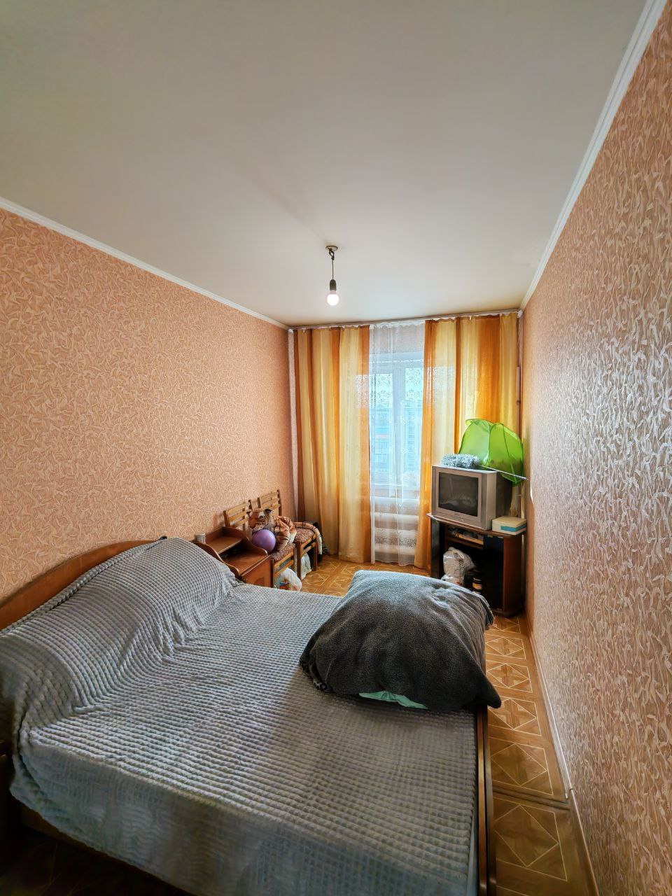 Продаётся уютная трёхкомнатная квартира в районе с развитой инфраструктурой! Светлая, уютная и тёплая квартира ждёт своих новых хозяев. Расположена на 5‑м этаже пятиэтажного дома — крыша после ремонта, сухо и надёжно. В квартире установлены пластиковые окна, чугунные батареи, всё крепкое и добротное