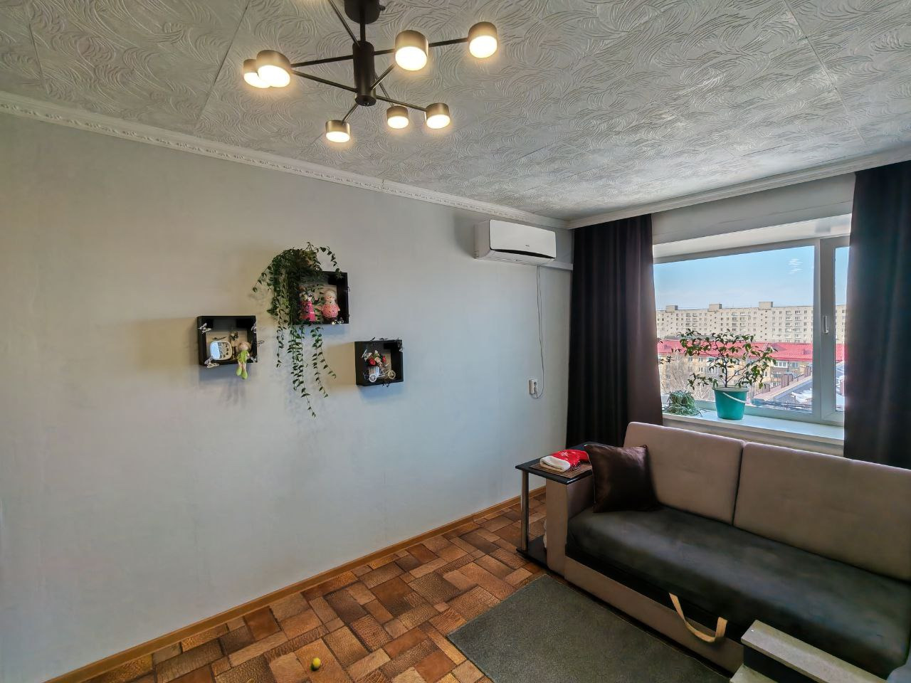 Продается уютный семейный уголок в тихом районе! 
Дорогие друзья, в связи с переездом, продаем нашу любимую трехкомнатную квартиру — заходи и живи! Дом КИРПИЧНЫЙ, не «панелька»! Не угловая! С теплом в сердце, оставляем всё хорошее -  много из мебели (кроме стиральной машины): кухонный гарнитур со вс