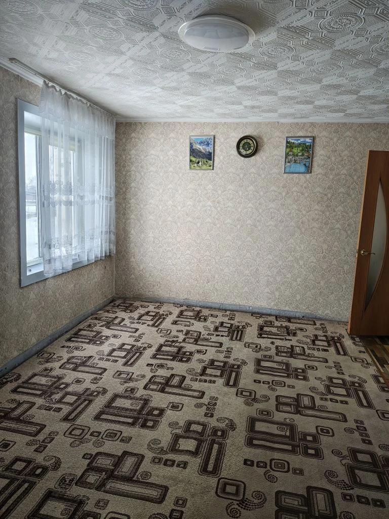 ОТЛИЧНАЯ , ПРОСТОРНАЯ , ТЕПЛАЯ ДВУХКОМНАТНАЯ КВАРТИРА - ЖДЕТ СВОЕГО ХОЗЯИНА !!!
Квартира чистая , ухоженная - но требует не больших вложений .
Раздельный санузел , просторная прихожая , зал , спальня , комнаты изолированные , большая кухня .
Главное преимущество ЛОДЖИЯ 6 метров + земельный участок +