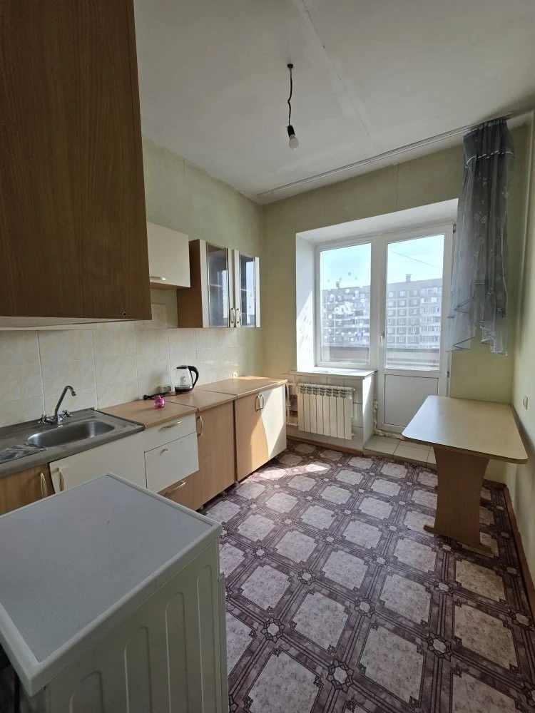 Предлагается  к продаже замечательный вариант однокомнатной квартиры в районе Зеленый Клин!
Квартира расположена на пятом этаже кирпичного пятиэтажного дома 2006 года постройки. 

Отличная планировка квартиры включает просторную кухню с выходом на балкон и большую комнату правильной формы. Высота по