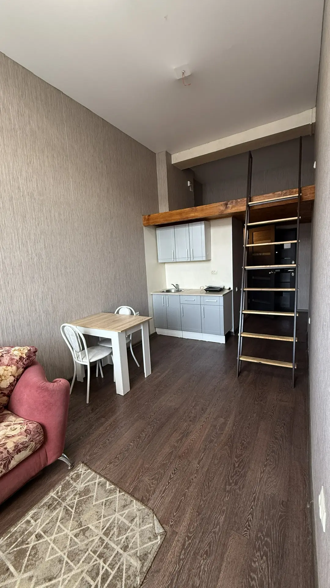 Продаётся уютная студия-апартаменты общей площадью 19.6 м² в кирпичном здании. Высота потолков составляет 3,6 метра, обустроена удобная антресоль с установленной лестницей, предназначенная для комфортного размещения спальной зоны. Санузел совмещённый, облицован кафельной плиткой, оборудовано место д