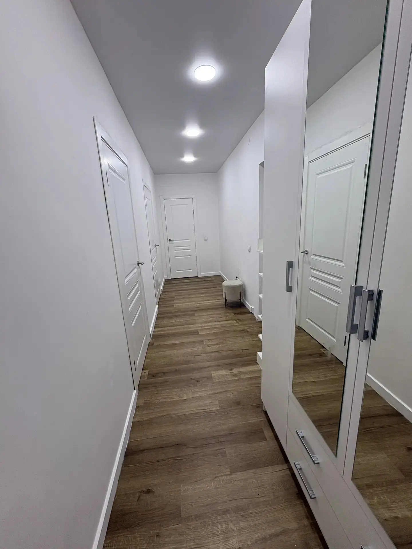 Отличный вариант квартиры с ремонтом !!!
Квартира расположена на 1 этаже с большой лоджией .
ВСЕ КАК НА ФОТО !!!
Соседи все порядочные , придомовая территория ухоженная .
В шаговой доступности вся развитая инфраструктура ( остановки общественного транспорта ,детский сад , школа , магазины , больница