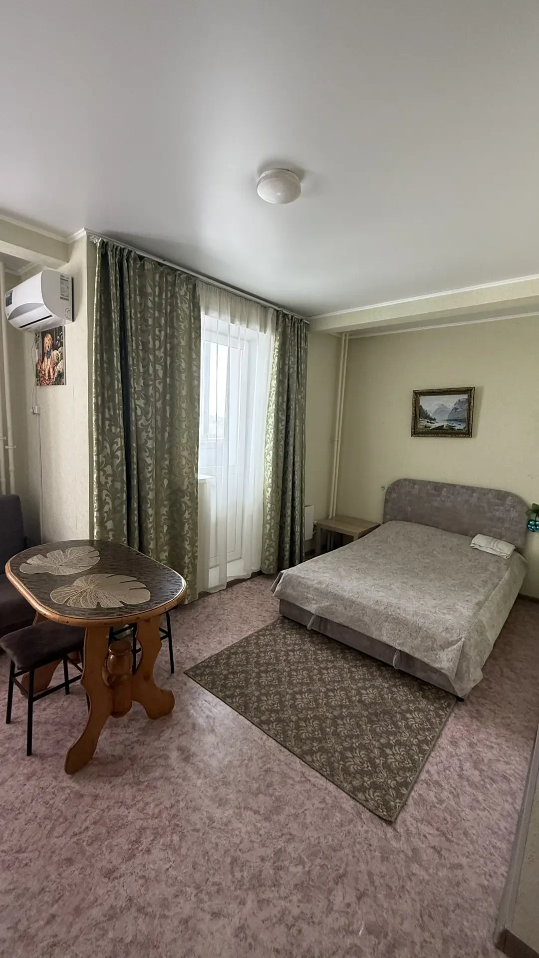 Продам светлую, теплую и уютную квартиру-студию! В квартире ремонт от застройщика, полностью готова для проживания! Балкон застеклен, есть кондиционер.
Подъезд очень чистый и ухоженный. Удобное месторасположение, рядом много магазинов, парк, спорткомплекс «Заря». Просмотр по согласованию!