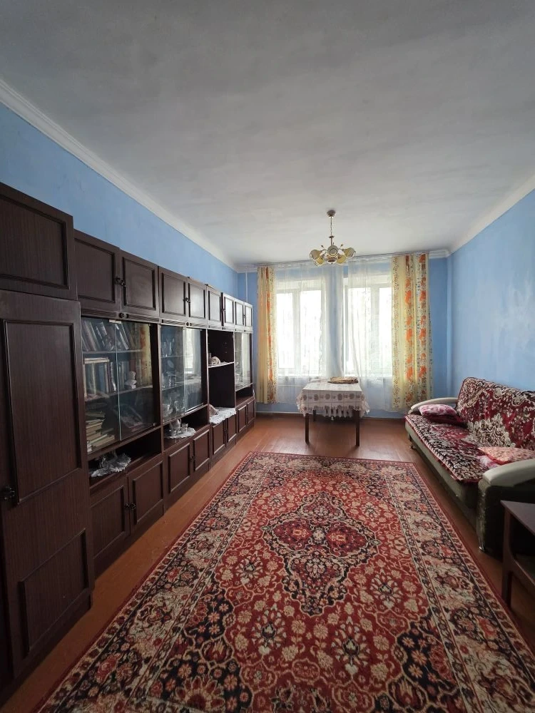 Предлагается к продаже просторная трехкомнатная квартира в районе 1 участка!
Квартира расположена на втором этаже трехэтажного кирпичного дома. 

Отличная планировка квартиры, все комнаты изолированные и очень просторные. Окна выходят на две стороны дома. 
В квартире частично выполнен косметический 