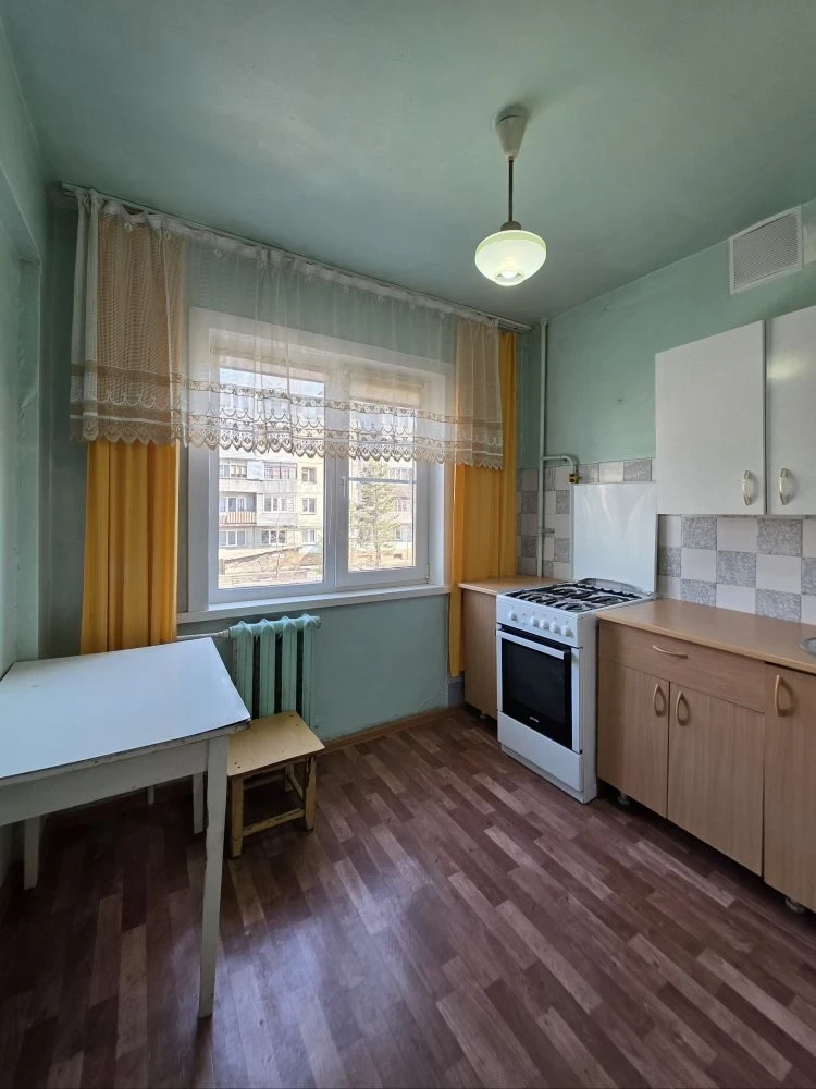 Продается 2х-комнатная квартира в спальном  районе  Выставочного зала. 
Квартира находится на втором этаже  пятиэтажного панельного дома. Общая площадь квартиры 44.9 м2. 

Окна выходят на обе стороны дома. Квартира теплая, светлая.
В квартире установлены пластиковые окна , межкомнатные и входная две