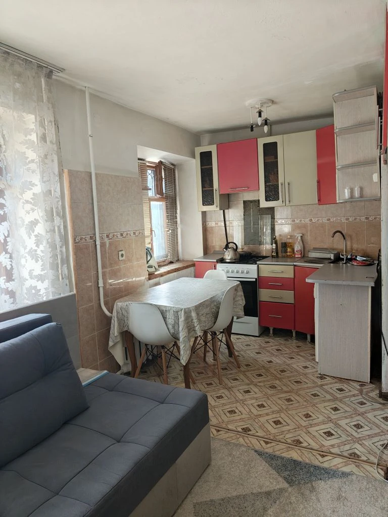 Бюджетная , теплая , светлая ДВУХКОМНАТНАЯ КВАРТИРА !!!
Квартира расположена в кирпичном доме с отличной звукоизоляцией .
Стены , потолки , пол ровные , новые межкомнатные и входные двери .
Санузел совмещен , окна ( евро-дерево ).
Соседи порядочные , подъезд чистый , парковочные места для вашего авт