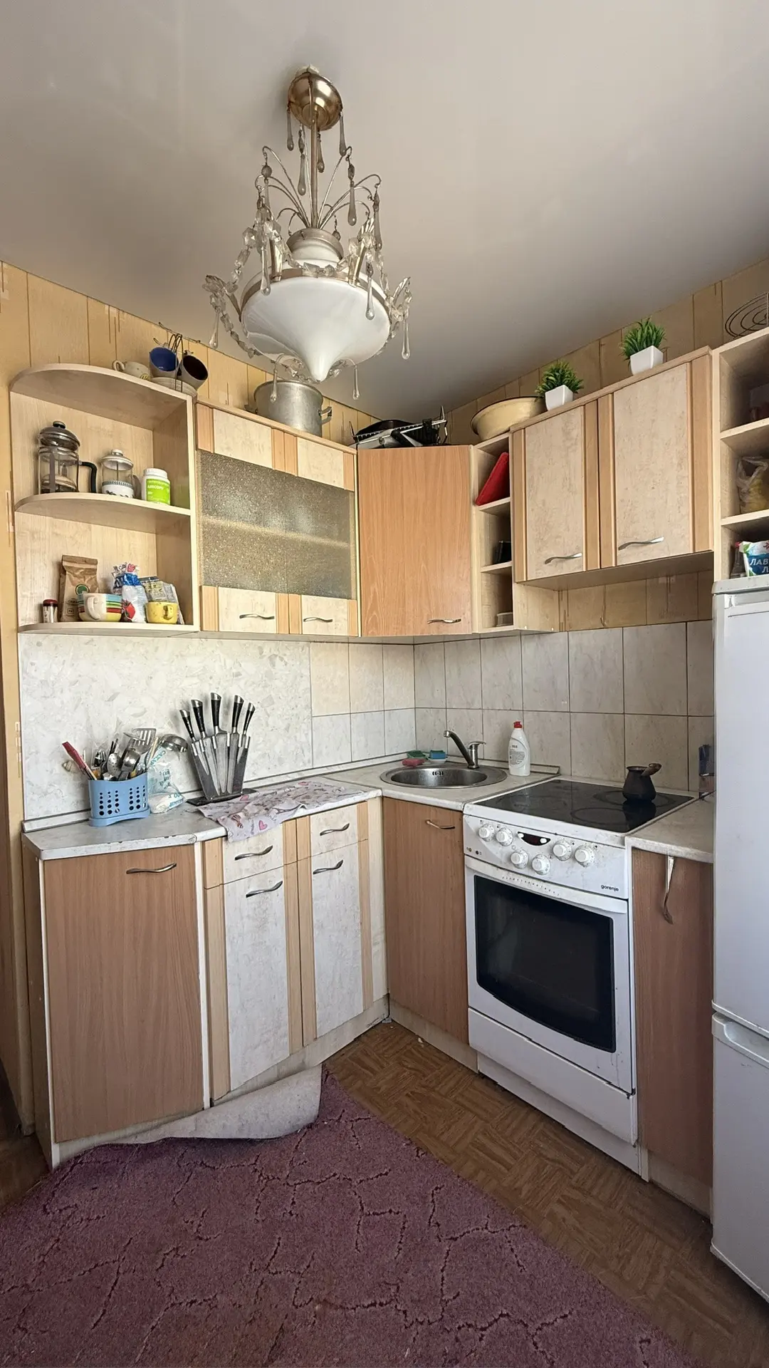 Вашему вниманию представлена 2-х комнатная квартира, расположенная в спокойном районе города. Комнаты смежно-изолированные, санузел совмещённый в кафельной плитке. Балкон застеклен пластиком. Во дворе детская и спортивная площадки. Возле дома предусмотрено достаточное количество парковочных мест. 
Р