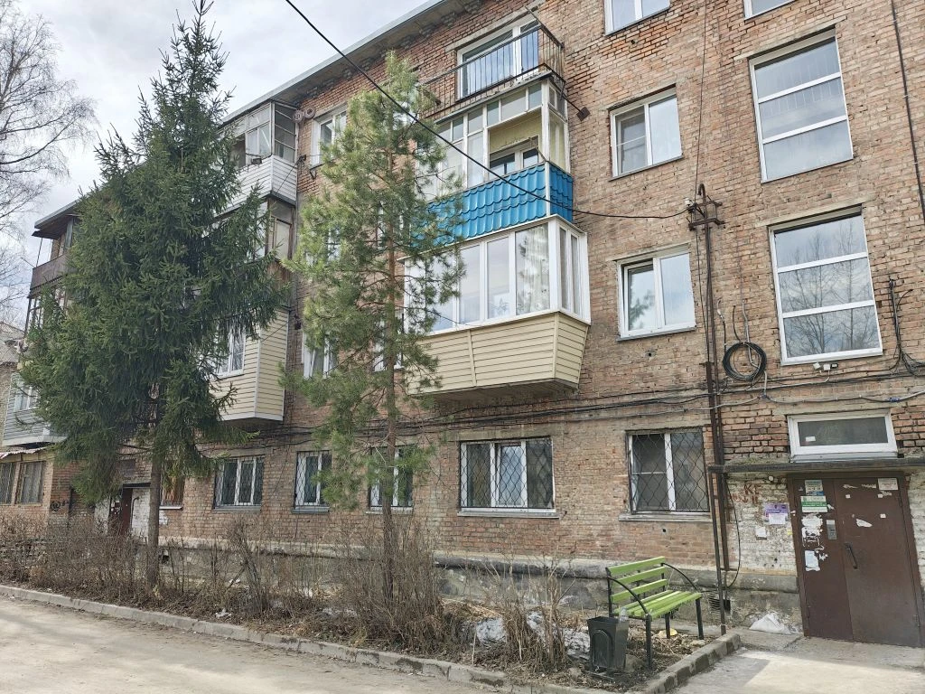 Бюджетная квартира в районе КОТЕЛЬЩИКОВ .
Квартира расположена в кирпичном доме ( очень теплая ), на первом этаже .
Квартира под ремонт ( радиаторы новые ) , окна деревянные , пол , стены ровные , есть кладовка.
Соседи порядочные ( АЛКОГОЛИКОВ И ТУНИЯДЦЕВ НЕТ !!!, НАСЕКОМЫХ В ДОМЕ ТОЖЕ НЕТ !!!).
Пар