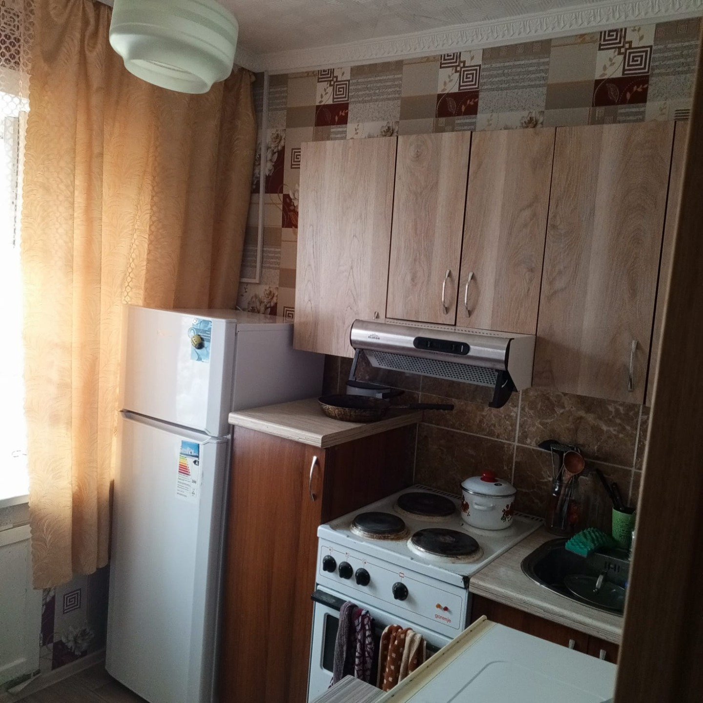 Продается благоустроенная  2-х комнатная квартира на 1-ом этаже кирпичного 2-х этажного дома в поселке Верх-Обский Смоленского района.
Общая площадь квартиры 45,5 м2, площадь комнат 22.7 м2 и 9,5 м2,  площадь кухни 5.5 м2.
В квартире выполнен капитальный ремонт: произведена замена электропроводки, с