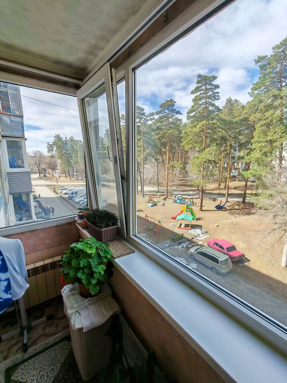 Продаётся уютная квартира, в объятиях природы! ❤️
Дорогие друзья, с теплом в сердце предлагаем Вам нашу любимую просторную трёхкомнатную квартиру в тихом, зелёном районе, окружённом хвойным лесом. Из окон открывается завораживающий вид на шикарную красавицу-реку Бию! Летом здесь прохладно и проветри