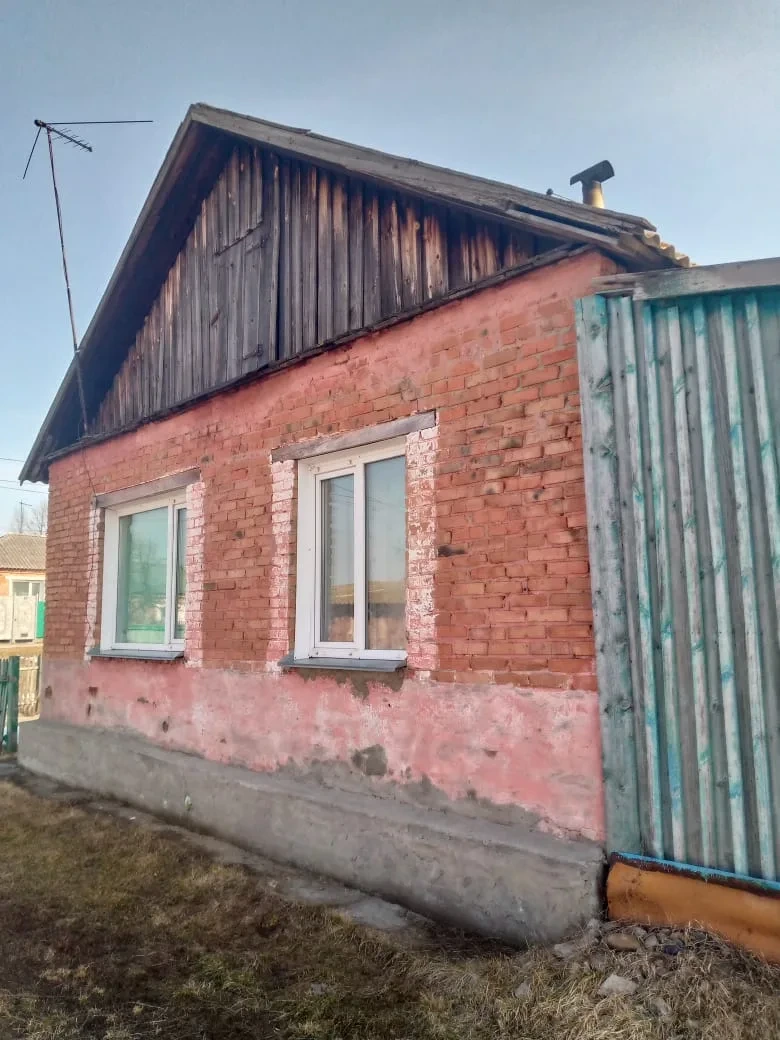 Продаётся благоустроенная  1-комнатная квартира в кирпичном  доме на два хозяина  в поселке Верх-Обский Смоленского района.
Общая площадь квартиры 26,6 м2. Площадь комнаты 1,5м2, площадь кухни 5м2. 
В квартире сделан косметический ремонт: новые обои, линолеум, кафель в санузле, установлены панорамны