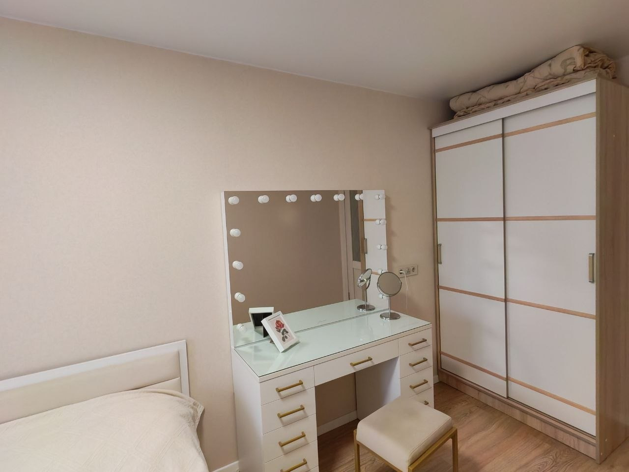 Уютная трёхкомнатная квартира с дизайнерским ремонтом — ваш новый дом!
Предлагаем вашему вниманию светлую и тёплую трёхкомнатную квартиру в спокойном районе, где соседи — в основном дружные семейные пары. Полностью готово к проживанию: капитальный ремонт с качественными материалами — ламинат на полу