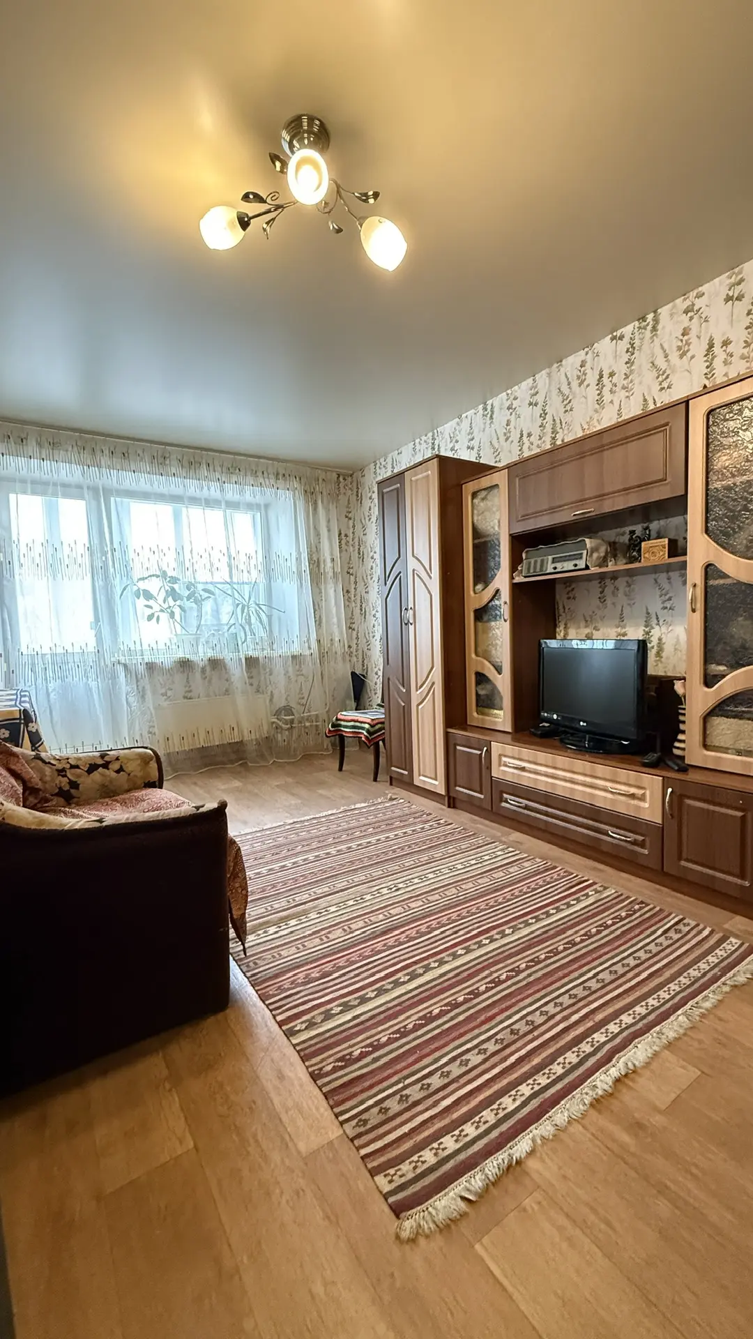 Вашему вниманию представлена 2-х комнатная квартира с узаконенной перепланировкой, просторная кухня-гостиная и изолированная комната. В квартире сделал косметический ремонт, поменяны обои и натянуты потолки . Совмещенный сан узел в кафельной плитке. Установлены счётчики горячей/холодной воды.  Во вс