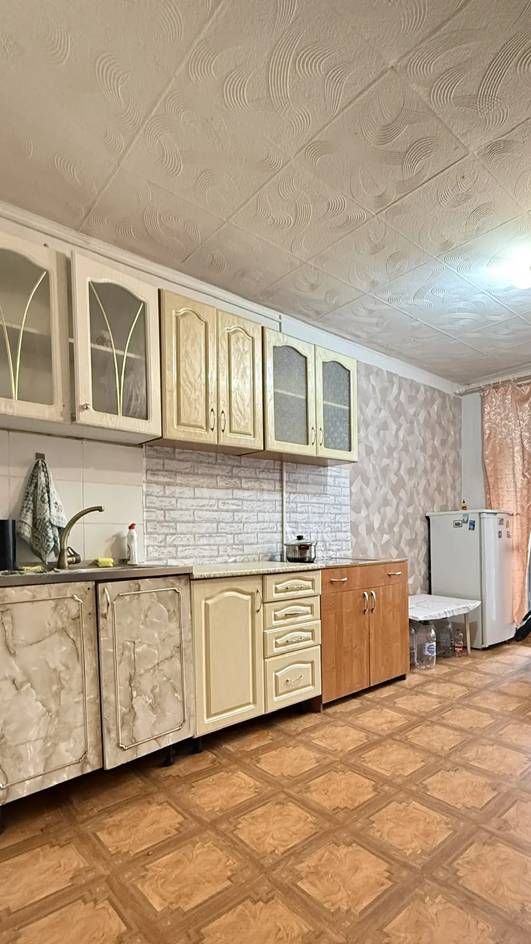 Вашему вниманию представлена просторная 2 комнатная квартира в общежитии, расположенная на комфортном третьем этаже пятиэтажного кирпичного дома. Особенностью данного объекта является расположение в одной секции, которая включает три комнаты, что обеспечивает приятное соседство и дружественную атмос