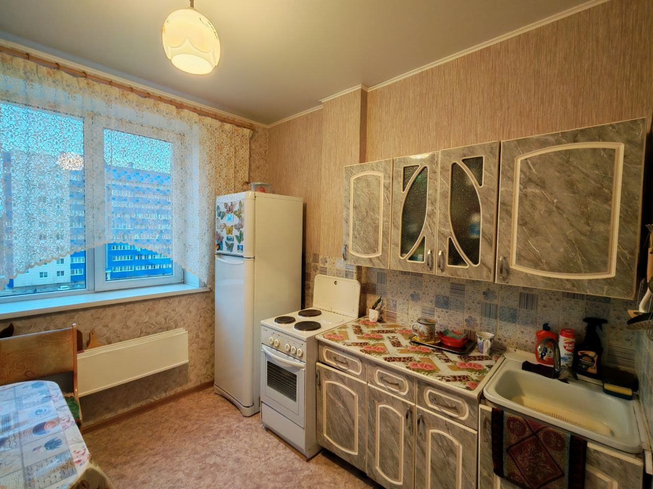 Продается уютная трехкомнатная квартира у реки Бии – мечта для души и отдыха!
Дорогие друзья, продаем нашу любимую трехкомнатную квартиру на 5-м этаже современного 9-этажного дома в самом живописном уголке Бийска – прямо у реки Бии! Это рай для рыбака: за домом – идеальное место для пикников и отдых