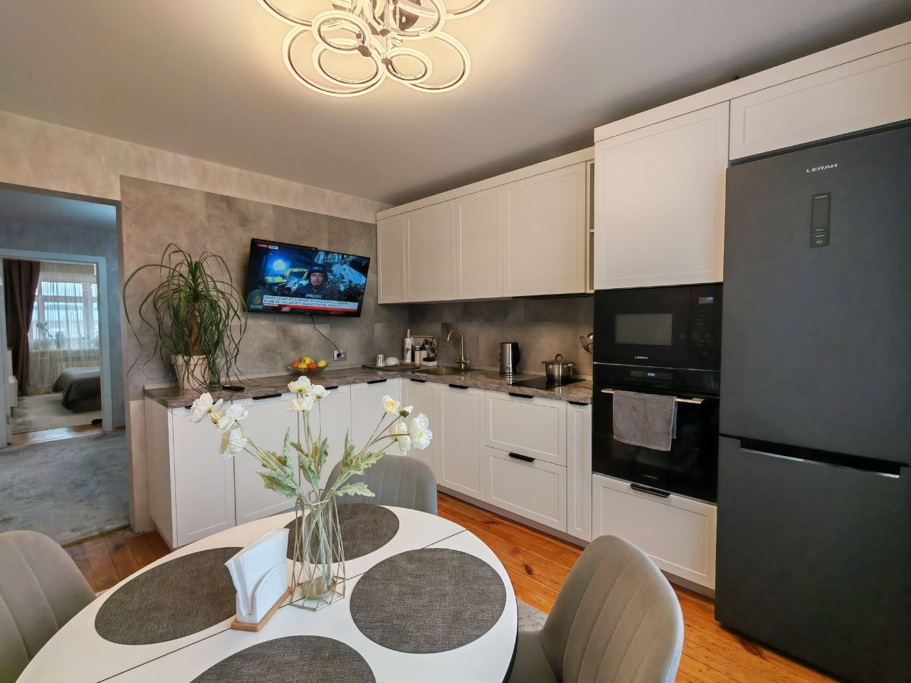 Предлагается к продаже стильная, полностью готовая к проживанию трёхкомнатная квартира улучшенной планировки. Не угловая. Светлая, солнечная и по-настоящему уютная — здесь всё продумано для комфортной жизни. Просторная кухня, удобная большая прихожая и изолированные комнаты создают ощущение уюта и л