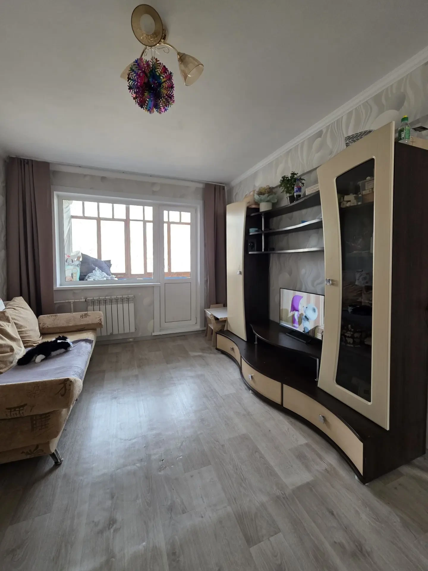 Предлагается отличный вариант двухкомнатной квартиры в Центре города! Квартира общей площадью 49 квм расположена на третьем этаже панельного пятиэтажного дома!

Удобная планировка квартиры, все комнаты изолированные, имеется вместительная гардеробная.
В квартире заменены окна, система отопления, раз