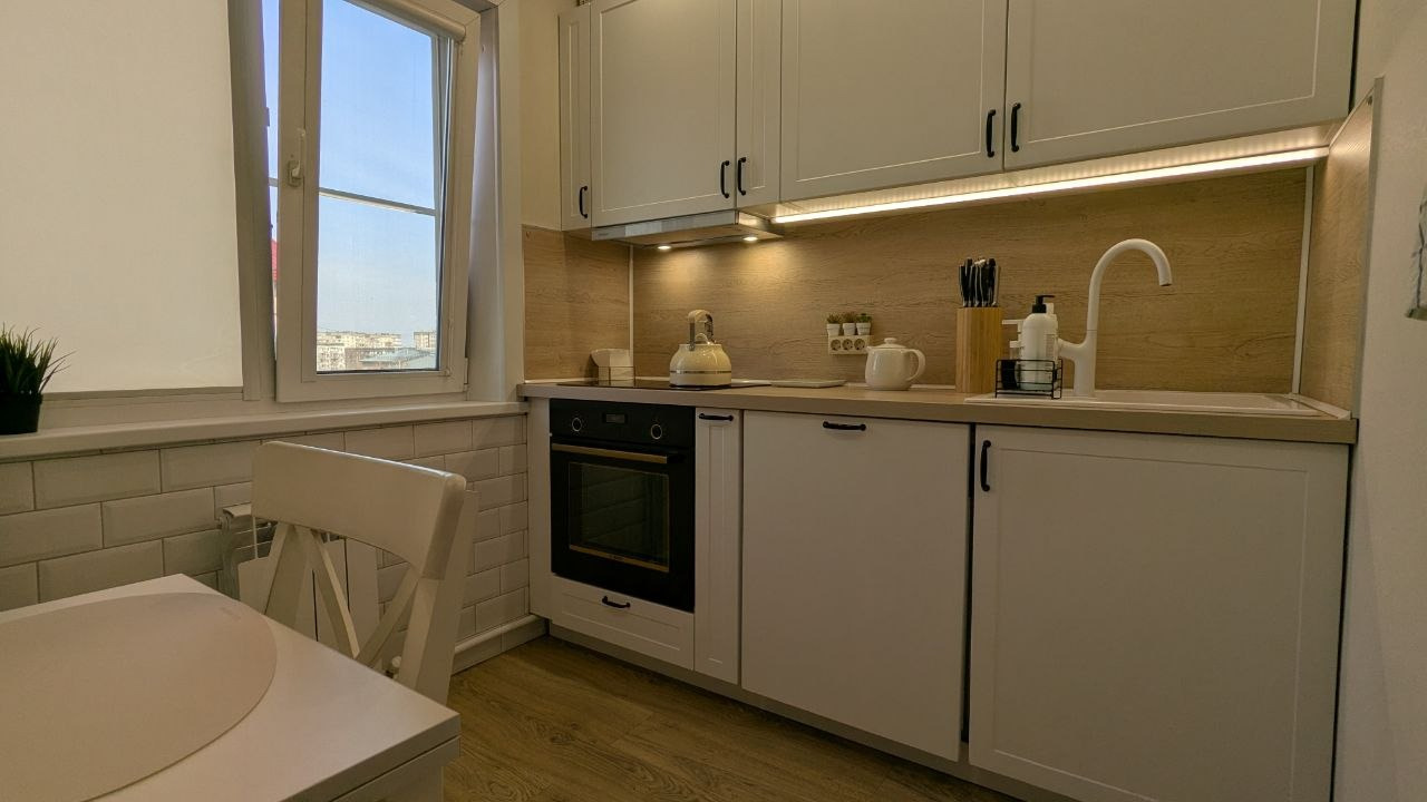 . ВНИМАНИЕ: ОСТАВЛЯЕМ ВСЮ МЕБЕЛЬ И БЫТОВУЮ ТЕХНИКУ, ВСЁ ЧТО ВЫ ВИДИТЕ НА ФОТО!
.Уютная трёхкомнатная квартира с дизайнерским ремонтом — ваш новый дом!
Предлагаем вашему вниманию светлую и тёплую трёхкомнатную квартиру в спокойном районе, где соседи — в основном дружные семейные пары. Полностью готов