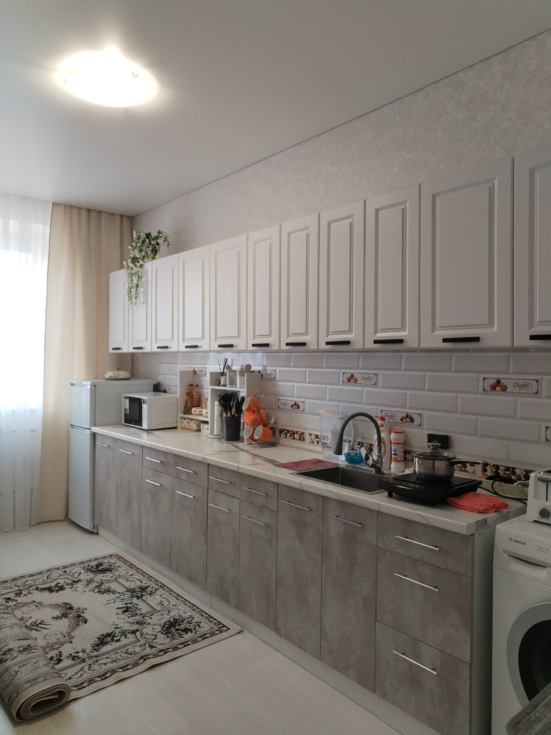 Продaм кваpтиру в кирпичном доме 2013 года постройки, оснащенном электроплитами. Дом расположен внутри квартала не у дороги. В шаговой доступности школы, детский сад, парк «Строителей», магазины, аптеки, торговые центы, есть все для комфортного проживания. Чистая, светлая квартира с проcтopной куxне