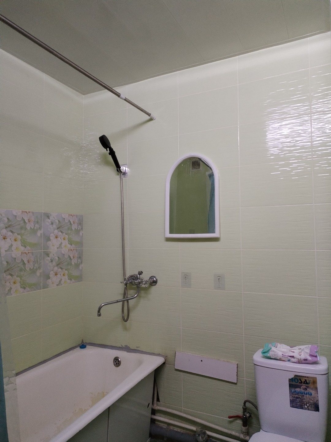 Предлагается к продаже квартира в самом востребованном районе города «Зелёный клин».
Район с развитой инфраструктурой, в шаговой доступности школа №17 и детский сад,  гимназия, ТЦ Ривьера, Фитнес клуб Апельсин, парк отдыха, река Бия, пляж, магазины, удобная транспортная развязка, почта, Сбербанк,  п