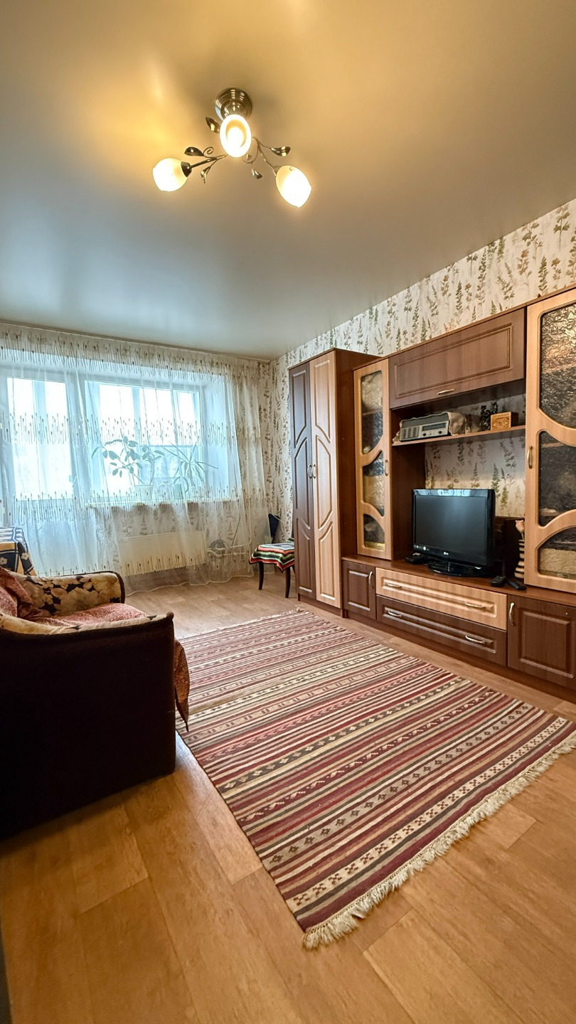 Вашему вниманию представлена уютная 2-комнатная квартира в «зеленом» районе города!

О КВАРТИРЕ:
Удобная планировка: просторная кухня-гостиная для семейных вечеров и уютная изолированная большая комната с застекленным балконом. 
Этаж: 3-й — самый востребованный и комфортный.
Состояние: выполнен свеж